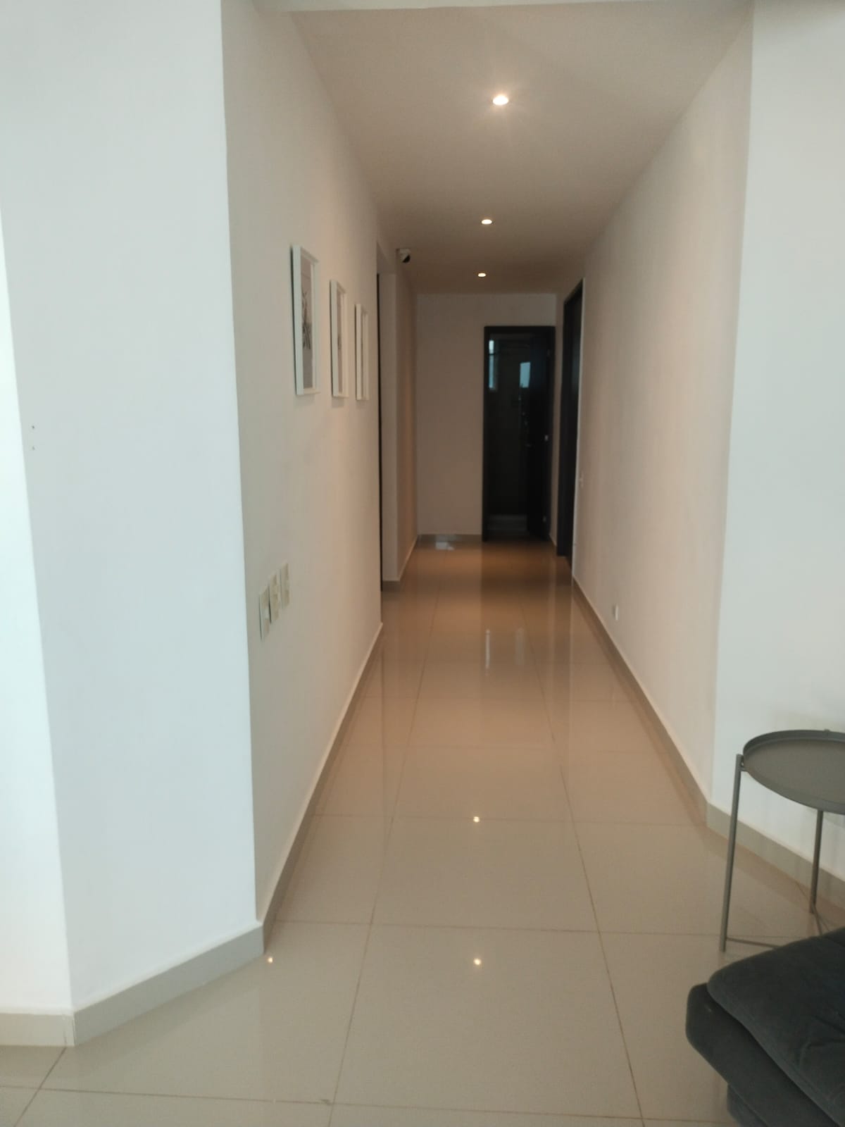 Pasillo interior del apartamento en Cartagena