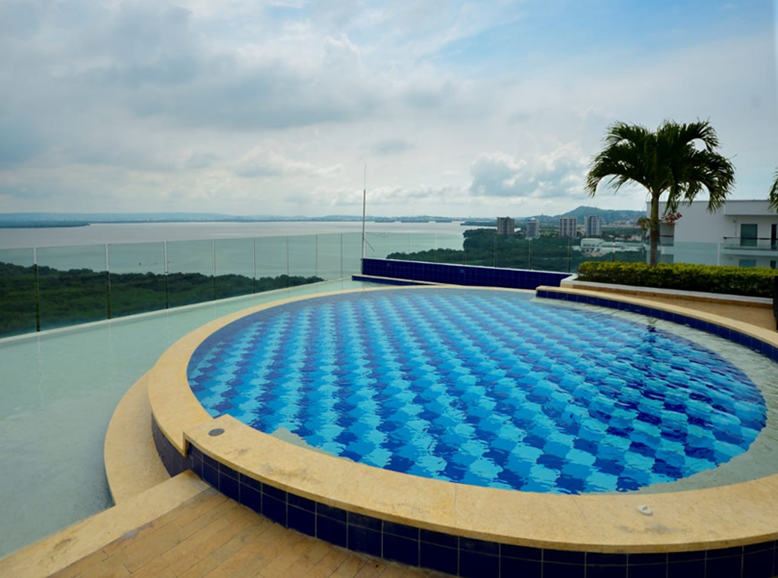 Piscina infinita en la terraza con vista a la bahía