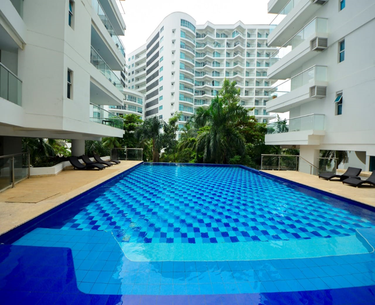 Piscina del conjunto residencial entre las torres