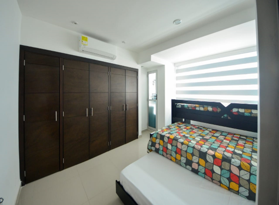 Habitación con clósets en madera