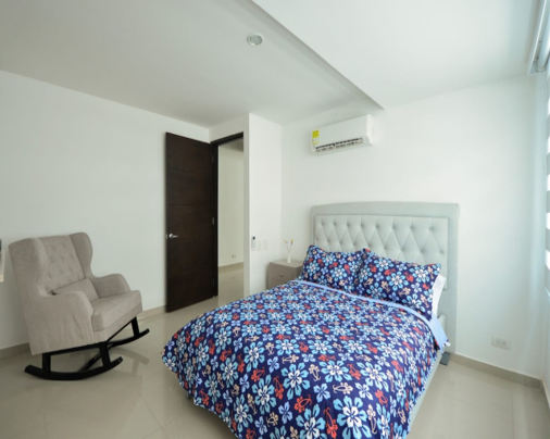 Habitación secundaria con poltrona