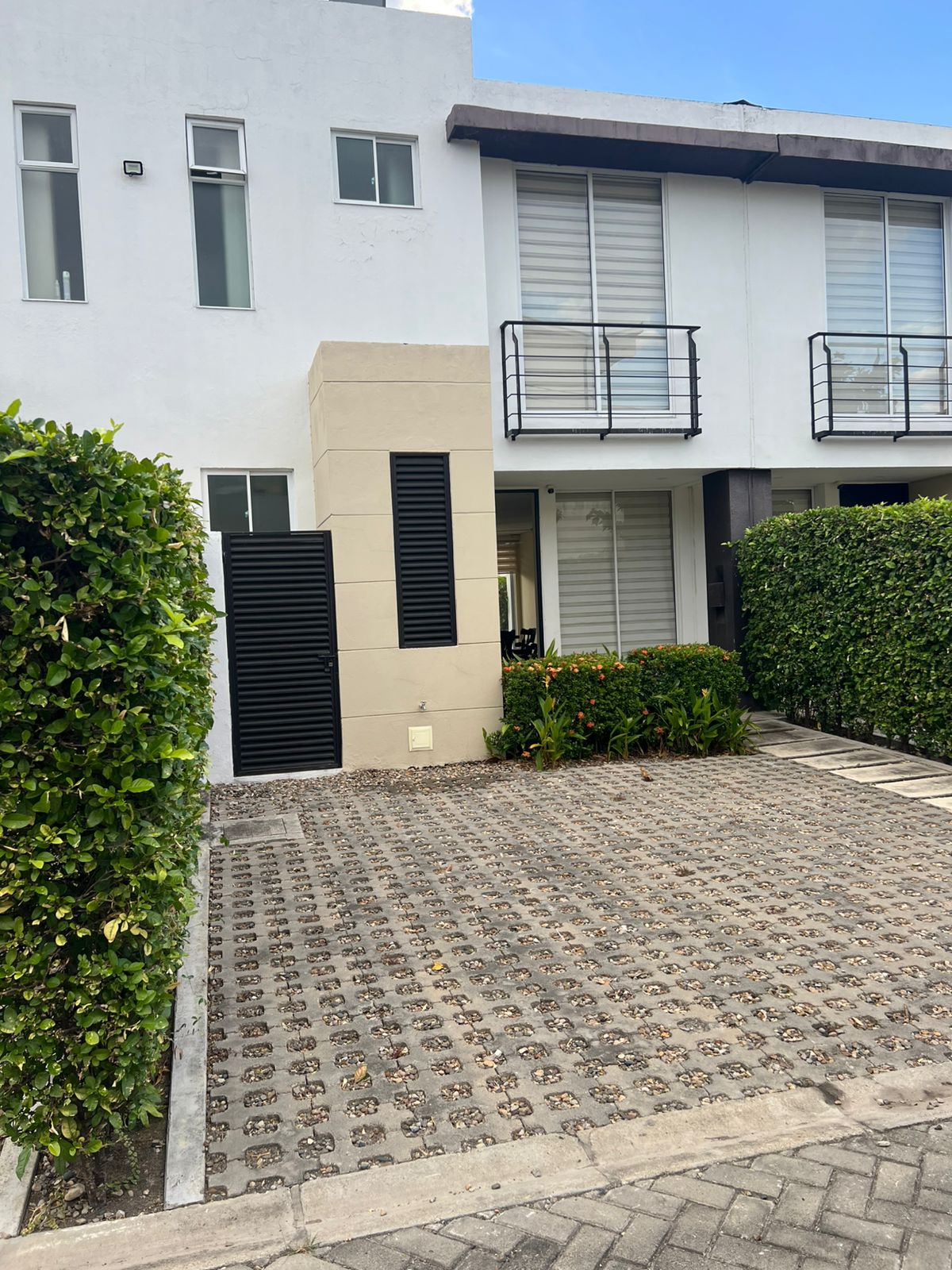 Fachada de las casas del conjunto en Ricaurte
