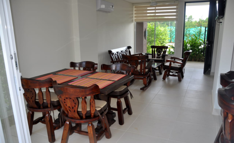 Zona social y comedor con mobiliario en madera