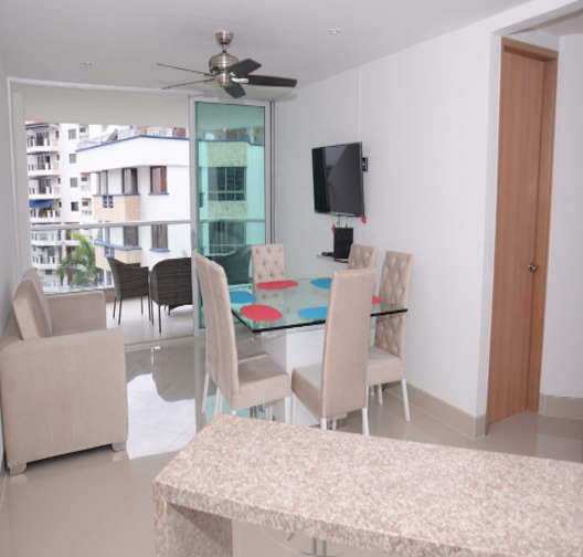 Comedor del apartamento con mesa de vidrio